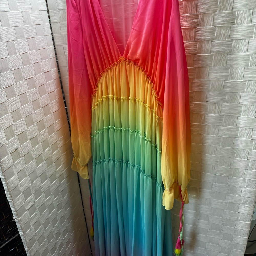 This beautiful edition will look wonderful around town or at the beach! NWOT